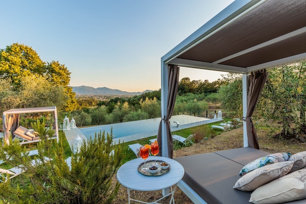 Foto van Toscaanse boerderij met prachtig uitzicht - Vakantiehuis in Capannori - PoolOfHouse