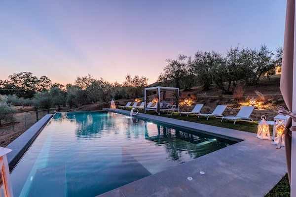 Foto van Toscaanse boerderij met prachtig uitzicht - Vakantiehuis in Capannori - PoolOfHouse