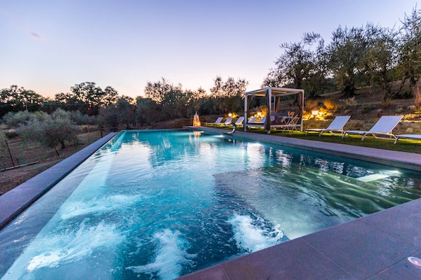 Foto van Toscaanse boerderij met prachtig uitzicht - Vakantiehuis in Capannori - PoolOfHouse