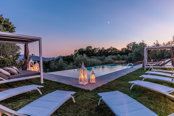 Foto van Toscaanse boerderij met prachtig uitzicht - Vakantiehuis in Capannori - PoolOfHouse