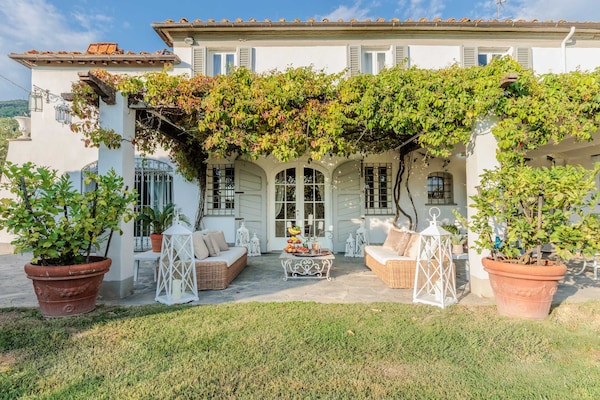 Foto van Toscaanse boerderij met prachtig uitzicht - Vakantiehuis in Capannori - ExteriorSummer