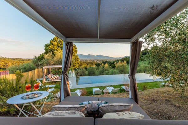 Foto van Toscaanse boerderij met prachtig uitzicht - Vakantiehuis in Capannori - PoolOfHouse