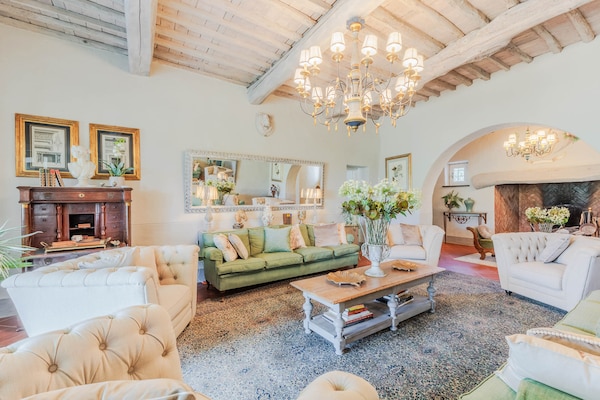 Foto van Toscaanse boerderij met prachtig uitzicht - Vakantiehuis in Capannori - LivingRoom