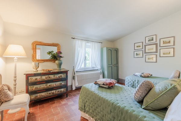 Foto van Toscaanse boerderij met prachtig uitzicht - Vakantiehuis in Capannori - BedRoom