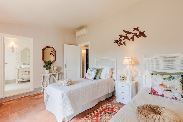 Foto van Toscaanse boerderij met prachtig uitzicht - Vakantiehuis in Capannori - BedRoom
