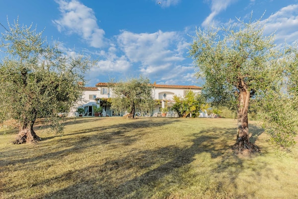 Foto van Toscaanse boerderij met prachtig uitzicht - Vakantiehuis in Capannori - ExteriorSummer