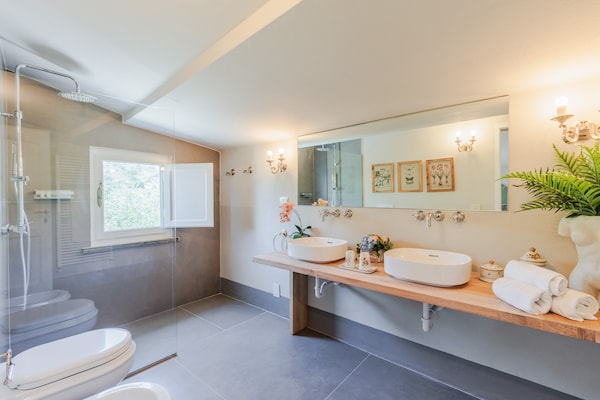 Foto van Toscaanse boerderij met prachtig uitzicht - Vakantiehuis in Capannori - BathRoom