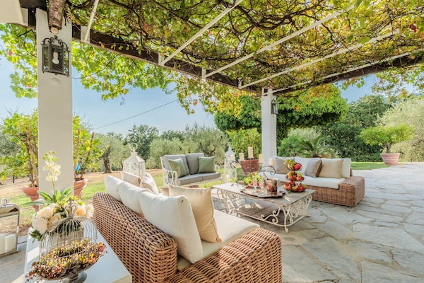 Foto van Toscaanse boerderij met prachtig uitzicht - Vakantiehuis in Capannori - TerraceBalcony