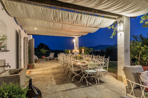 Foto van Toscaanse boerderij met prachtig uitzicht - Vakantiehuis in Capannori - TerraceBalcony