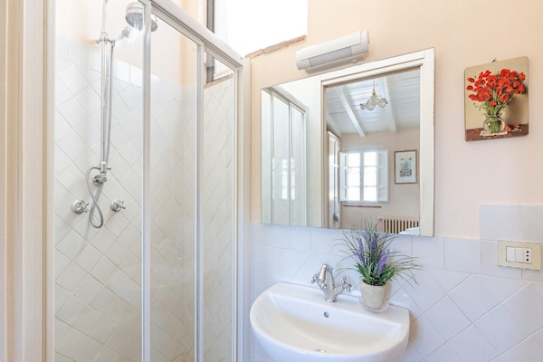 Foto van Toscaanse boerderij met infinity pool - Vakantiehuis in Matraia - BathRoom