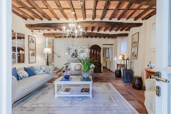 Foto van Villa bij Lucca met Toscaanse charme - Vakantiehuis in Pieve di Compito - LivingRoom
