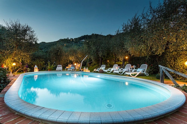 Foto van Villa in Lucca met Zwembad bij Toscaanse Kust - Vakantiehuis in Aquilea - PoolOfHouse