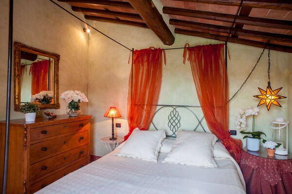 Foto van Villa in Lucca met Zwembad bij Toscaanse Kust - Vakantiehuis in Aquilea - BedRoom