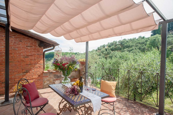 Foto van Villa in Lucca met Zwembad bij Toscaanse Kust - Vakantiehuis in Aquilea - TerraceBalcony