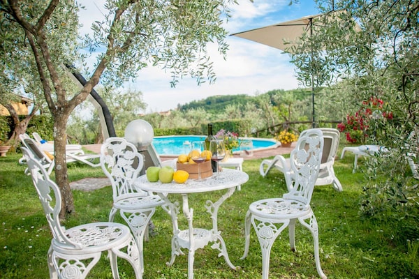 Foto van Villa in Lucca met Zwembad bij Toscaanse Kust - Vakantiehuis in Aquilea - PoolOfHouse