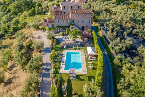 Foto van Villa met zwembad en uitzicht op de wijngaard - Vakantiehuis in Lucca - ExteriorSummer