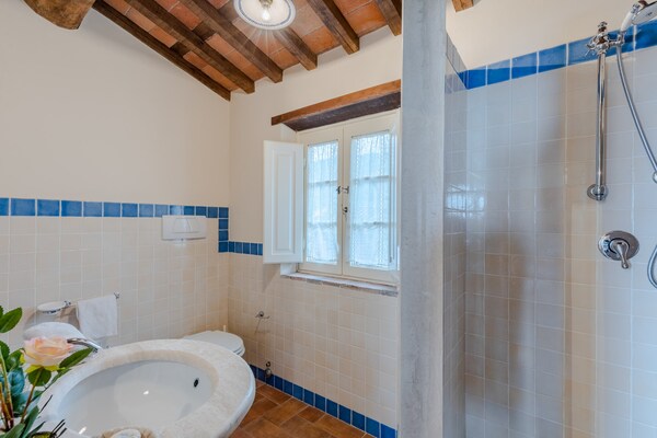 Foto van Villa met zwembad en uitzicht op de wijngaard - Vakantiehuis in Lucca - BedRoom