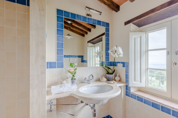 Foto van Villa met zwembad en uitzicht op de wijngaard - Vakantiehuis in Lucca - BathRoom