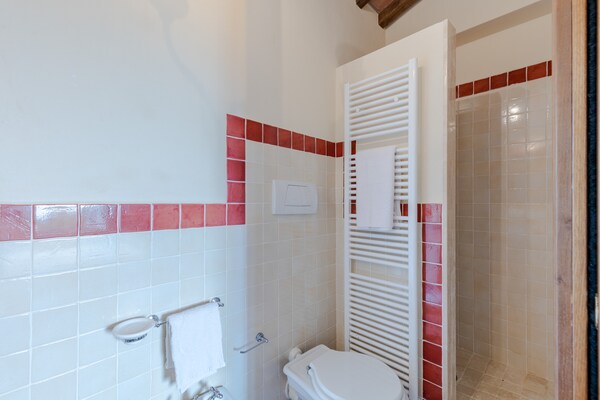 Foto van Villa met zwembad en uitzicht op de wijngaard - Vakantiehuis in Lucca - BathRoom