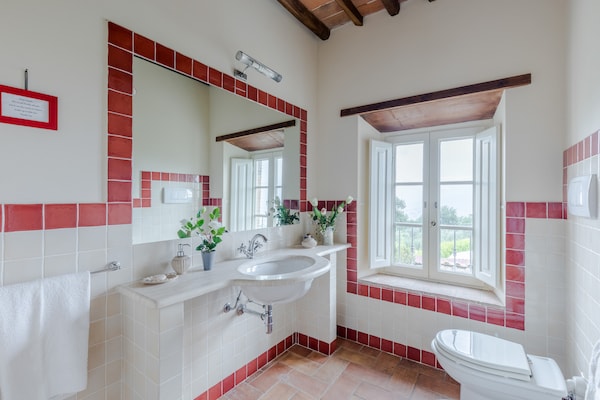 Foto van Villa met zwembad en uitzicht op de wijngaard - Vakantiehuis in Lucca - BathRoom