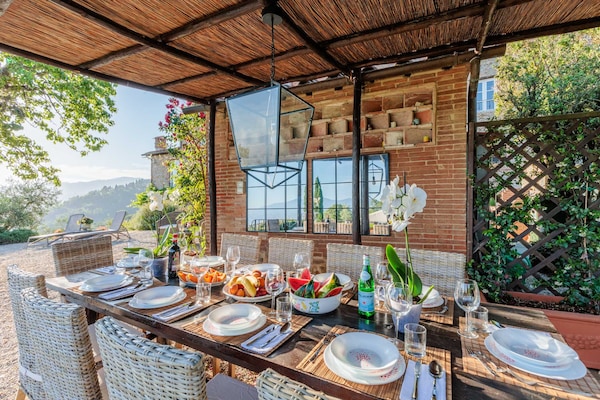 Foto van Villa met zwembad en uitzicht op de wijngaard - Vakantiehuis in Lucca - TerraceBalcony