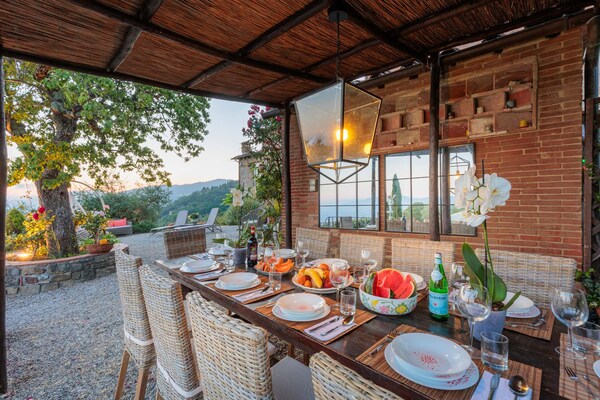 Foto van Villa met zwembad en uitzicht op de wijngaard - Vakantiehuis in Lucca - TerraceBalcony