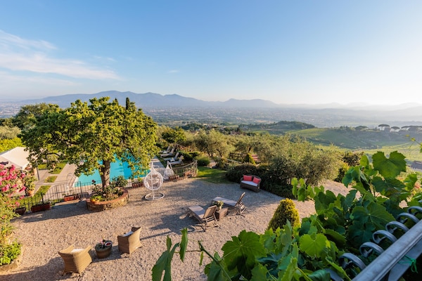 Foto van Villa met zwembad en uitzicht op de wijngaard - Vakantiehuis in Lucca - ExteriorSummer