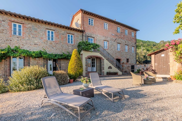 Foto van Villa met zwembad en uitzicht op de wijngaard - Vakantiehuis in Lucca - ExteriorSummer