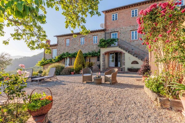 Foto van Villa met zwembad en uitzicht op de wijngaard - Vakantiehuis in Lucca - ExteriorSummer