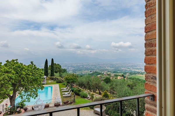 Foto van Villa met zwembad en uitzicht op de wijngaard - Vakantiehuis in Lucca - ExteriorSummer