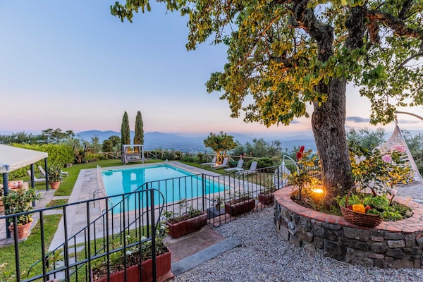 Foto van Villa met zwembad en uitzicht op de wijngaard - Vakantiehuis in Lucca - PoolOfHouse