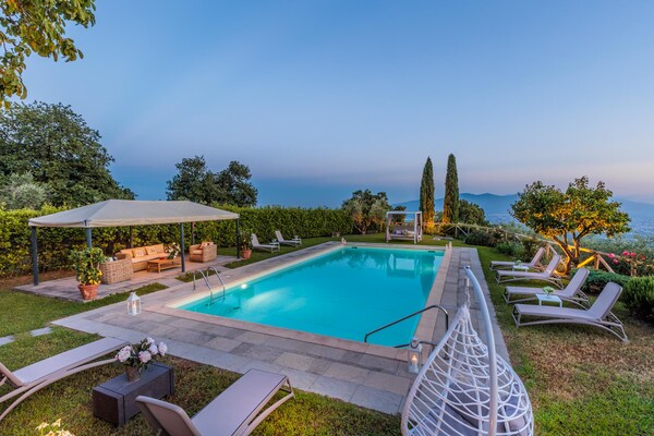 Foto van Villa met zwembad en uitzicht op de wijngaard - Vakantiehuis in Lucca - PoolOfHouse