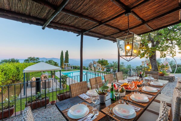 Foto van Villa met zwembad en uitzicht op de wijngaard - Vakantiehuis in Lucca - PoolOfHouse