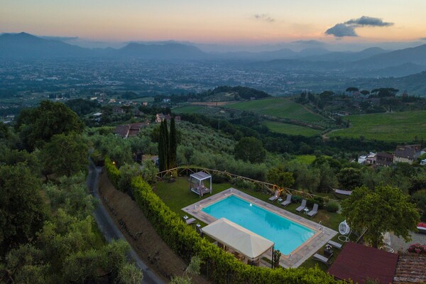 Foto van Villa met zwembad en uitzicht op de wijngaard - Vakantiehuis in Lucca - ExteriorSummer
