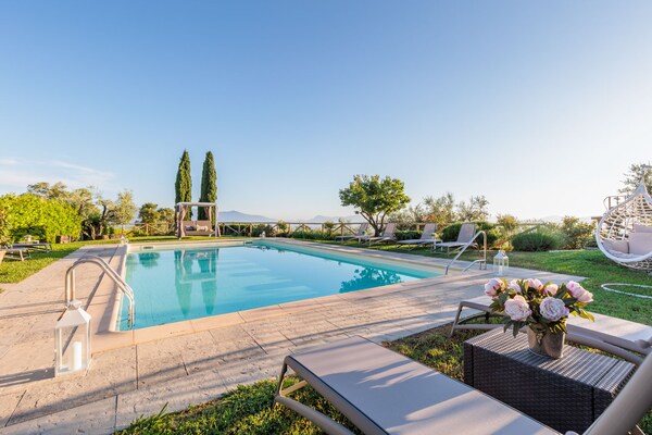 Foto van Villa met zwembad en uitzicht op de wijngaard - Vakantiehuis in Lucca - PoolOfHouse