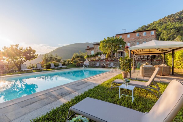 Foto van Villa met zwembad en uitzicht op de wijngaard - Vakantiehuis in Lucca - PoolOfHouse