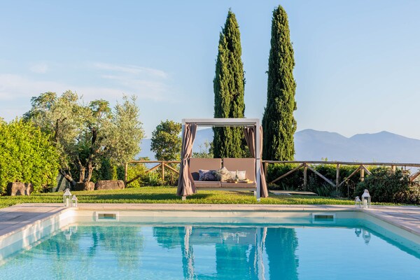 Foto van Villa met zwembad en uitzicht op de wijngaard - Vakantiehuis in Lucca - PoolOfHouse