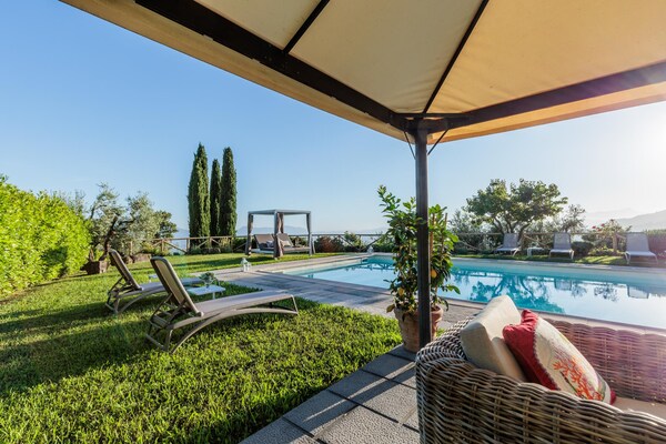 Foto van Villa met zwembad en uitzicht op de wijngaard - Vakantiehuis in Lucca - PoolOfHouse