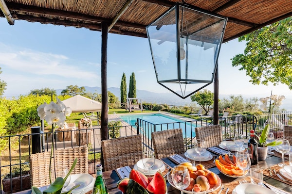 Foto van Villa met zwembad en uitzicht op de wijngaard - Vakantiehuis in Lucca - PoolOfHouse