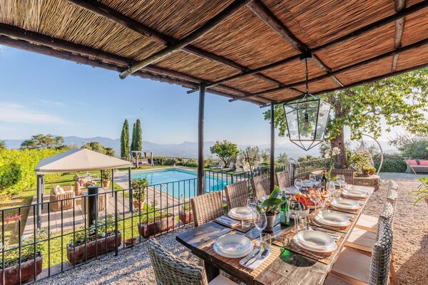 Foto van Villa met zwembad en uitzicht op de wijngaard - Vakantiehuis in Lucca - PoolOfHouse