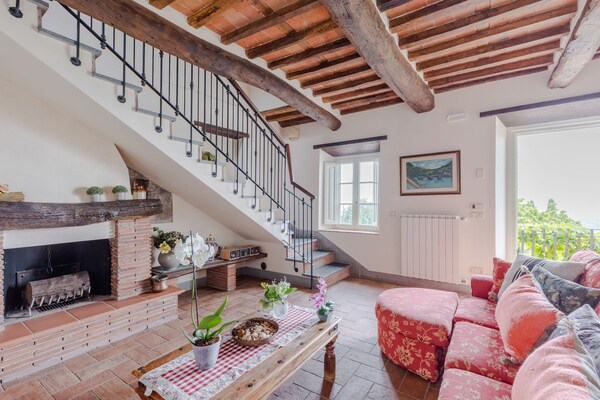 Foto van Villa met zwembad en uitzicht op de wijngaard - Vakantiehuis in Lucca - LivingRoom
