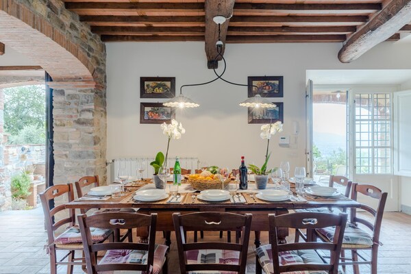 Foto van Villa met zwembad en uitzicht op de wijngaard - Vakantiehuis in Lucca - DiningRoom