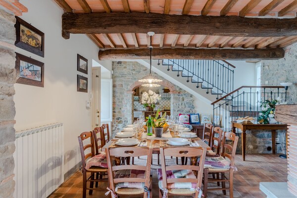 Foto van Villa met zwembad en uitzicht op de wijngaard - Vakantiehuis in Lucca - DiningRoom