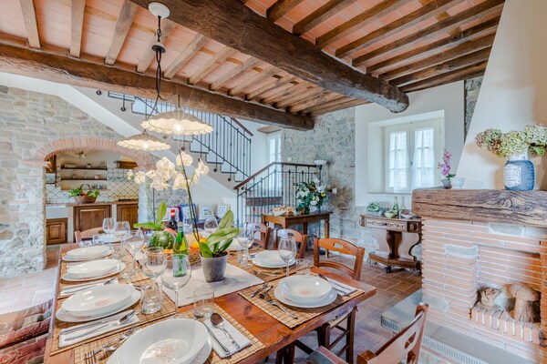 Foto van Villa met zwembad en uitzicht op de wijngaard - Vakantiehuis in Lucca - DiningRoom