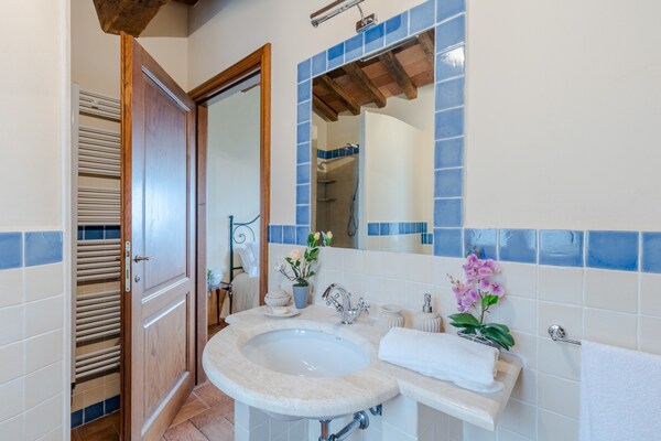 Foto van Villa met zwembad en uitzicht op de wijngaard - Vakantiehuis in Lucca - BedRoom
