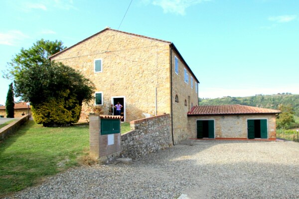Foto van Toscaans landhuis met privé zwembad - Vakantiehuis in Montescudaio - ExteriorSummer