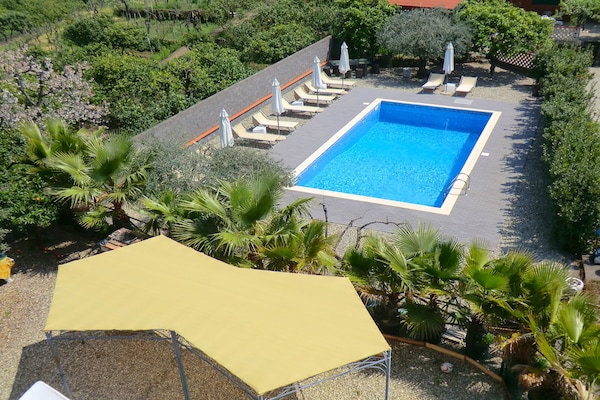 Foto van Villa met uitzicht op de Etna, tuin en zwembad - Vakantiehuis in Santa Venerina - PoolOfHouse