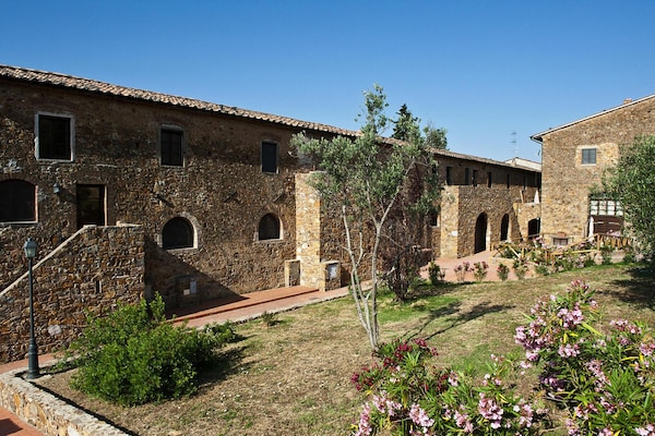 Foto van Antico Borgo Casalappi, appartementen in Campiglia Marittima - ExteriorSummer