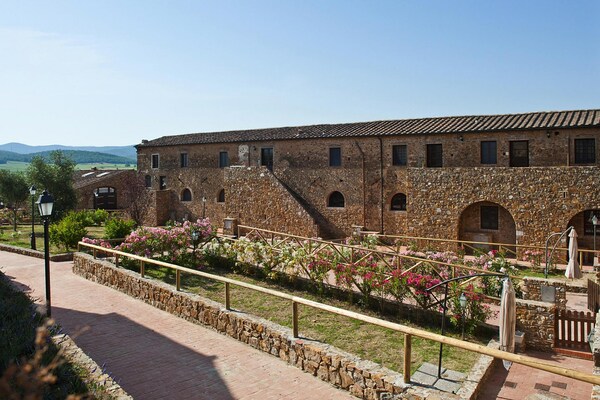 Foto van Antico Borgo Casalappi, appartementen in Campiglia Marittima - ExteriorSummer