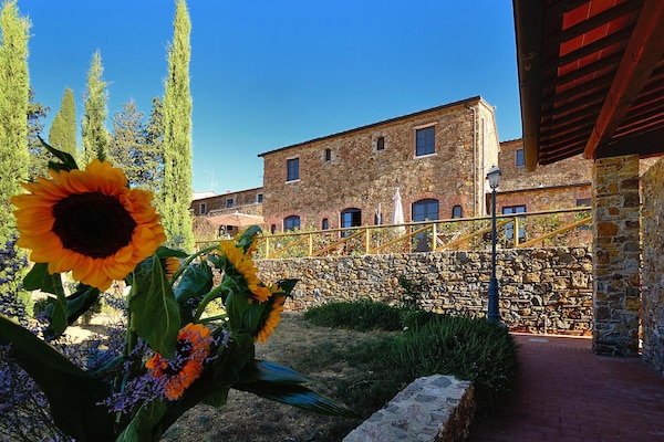 Foto van Antico Borgo Casalappi, appartementen in Campiglia Marittima - ExteriorSummer
